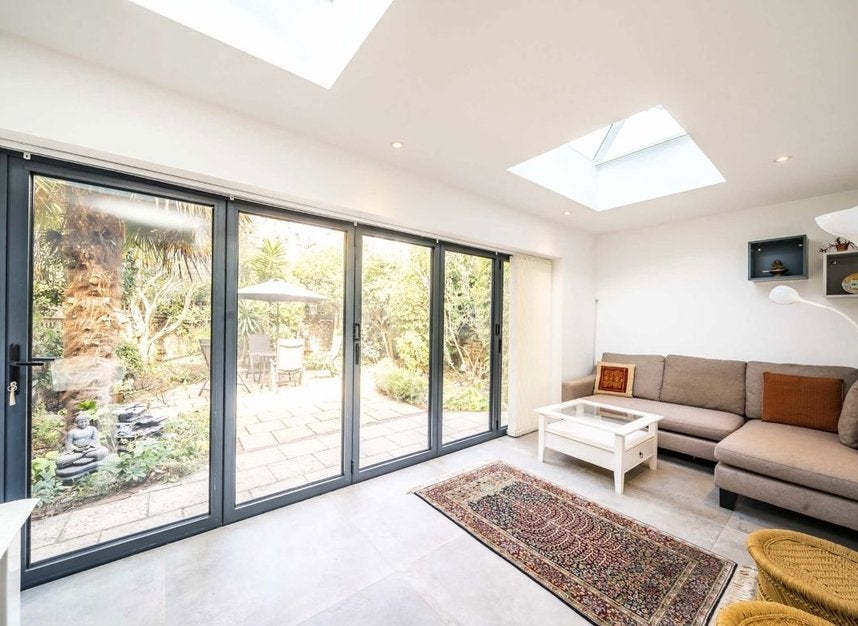 Flat Burnaby Gardens in Greater London