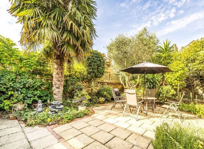 Flat Burnaby Gardens in Greater London