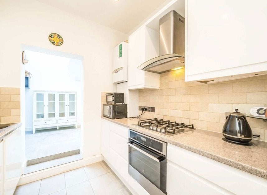 Flat Burnaby Gardens in Greater London