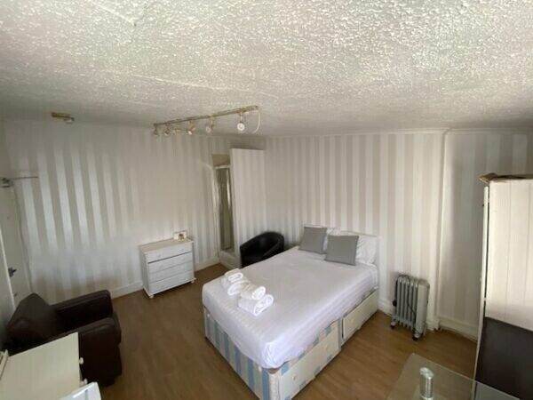 Flat Holland Road in Greater London