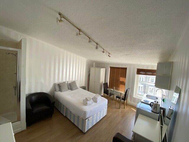 Flat Holland Road in Greater London