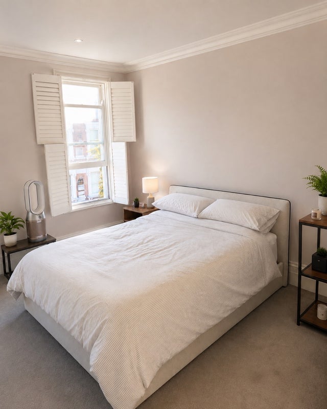 Room Leathwaite Road in Greater London