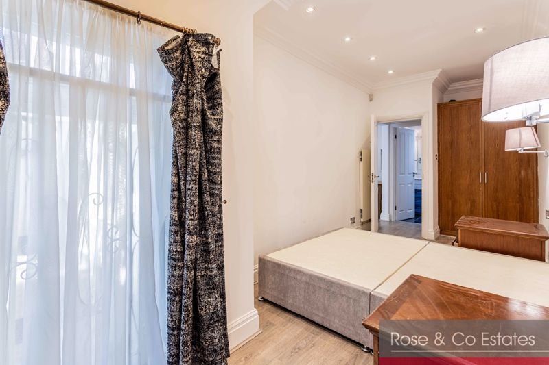 Flat Greencroft Gardens in Greater London