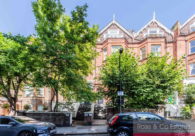 Flat Greencroft Gardens in Greater London