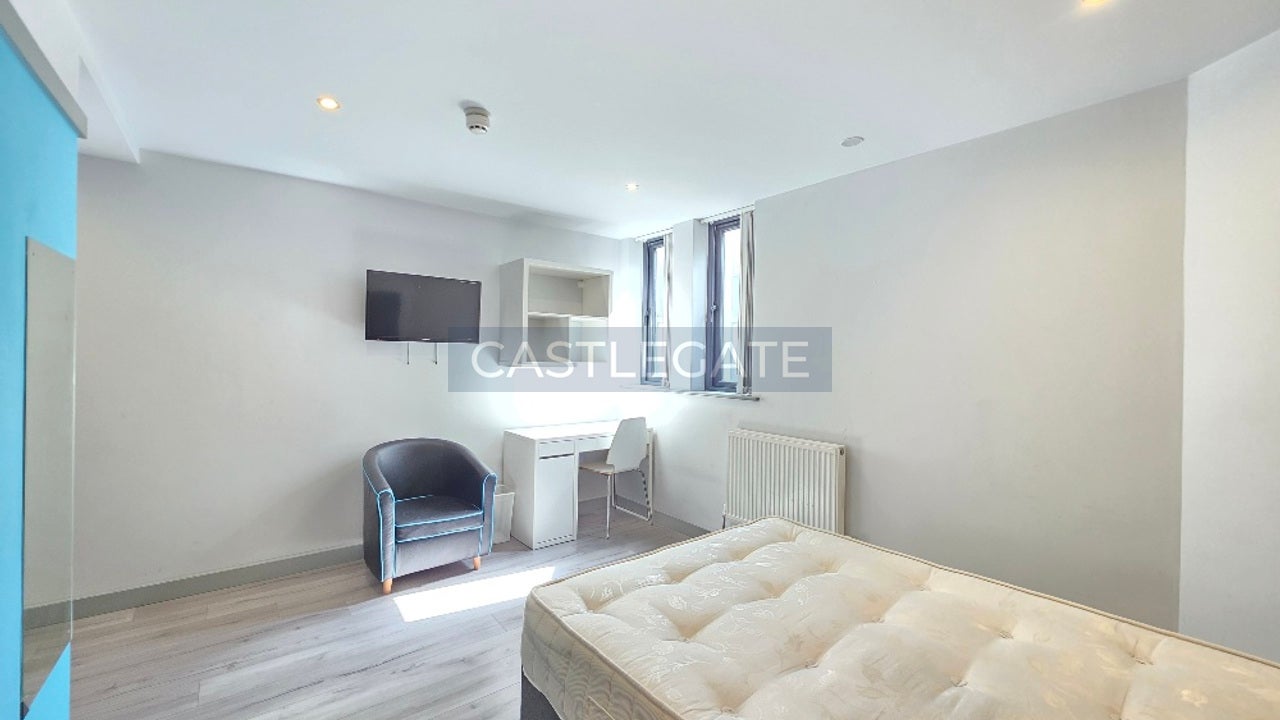 Room Half Moon Street in Kirklees