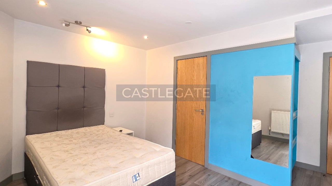 Room Half Moon Street in Kirklees