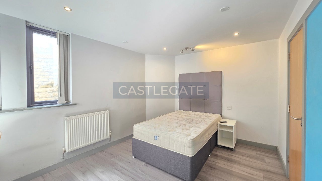Room Half Moon Street in Kirklees