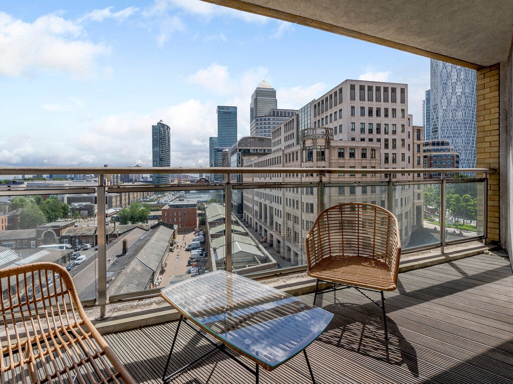 Flat Westferry Circus in Greater London
