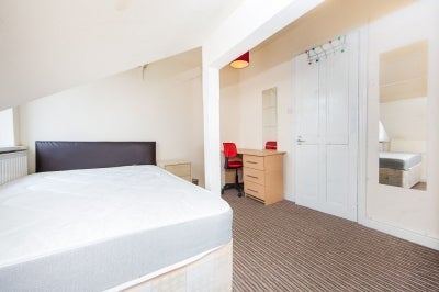 Room Queens Road in Leeds