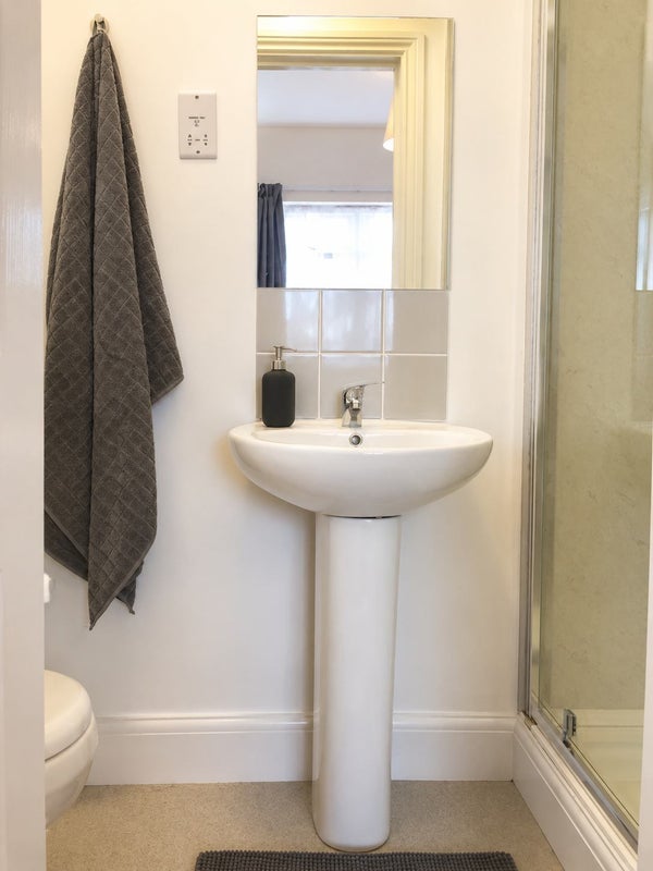 Room Bingham Road in Greater London