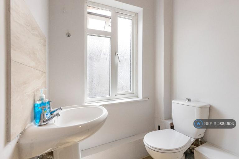 Room London Road in Purfleet-on-Thames