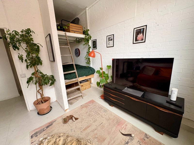 Flat Rendlesham Road in Greater London