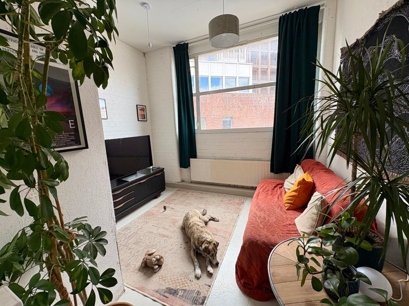 Flat Rendlesham Road in Greater London