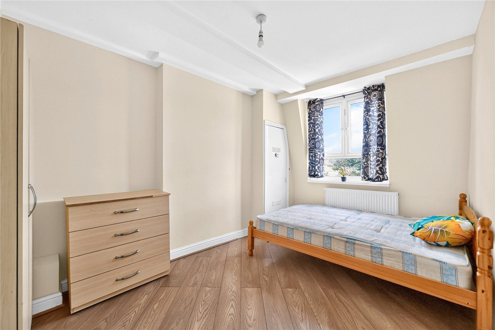 Flat Cann Hall Road in Greater London