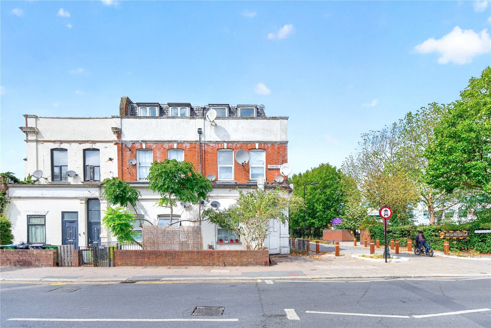 Flat Cann Hall Road in Greater London