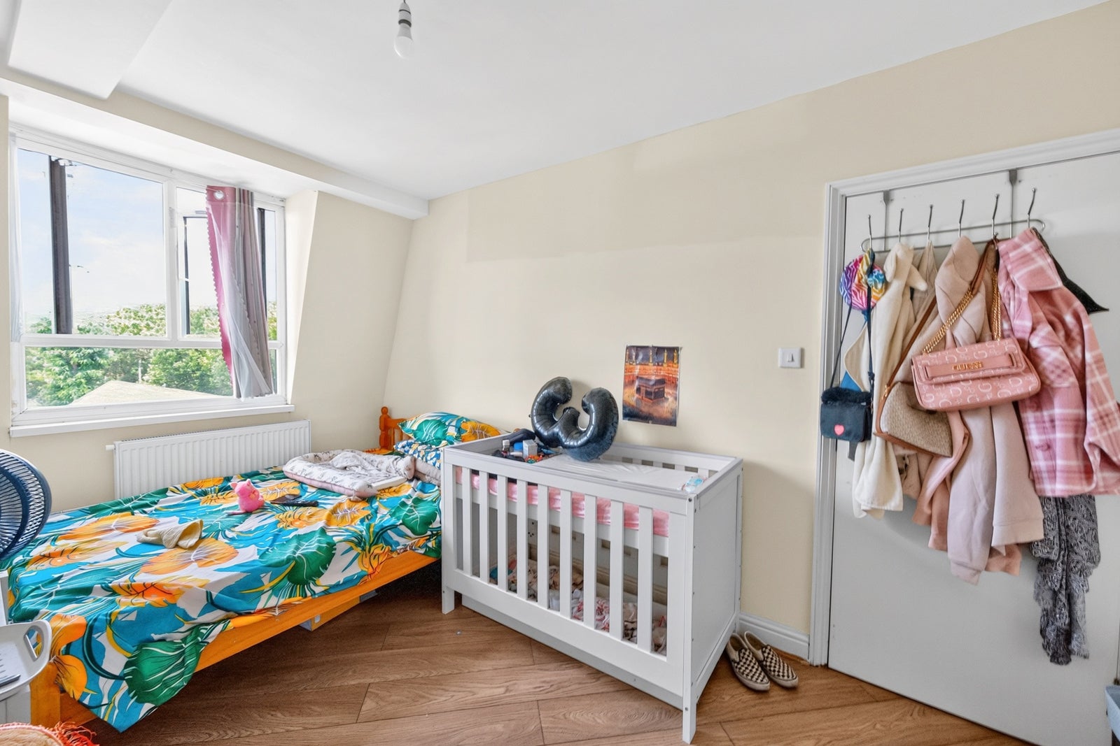 Flat Cann Hall Road in Greater London