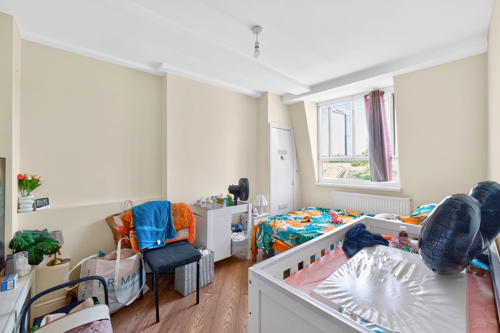Flat Cann Hall Road in Greater London