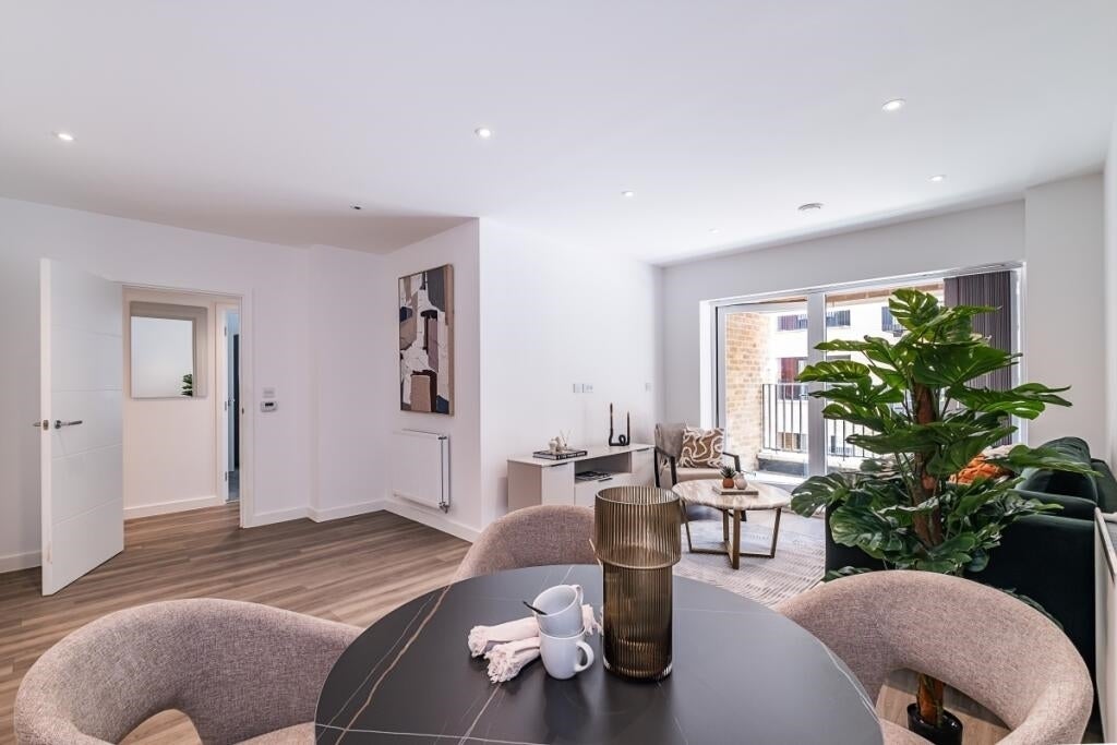 Flat Brumwell Avenue in Greater London