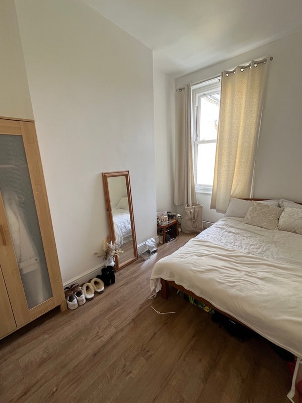 Room Croxley Road in City of Westminster
