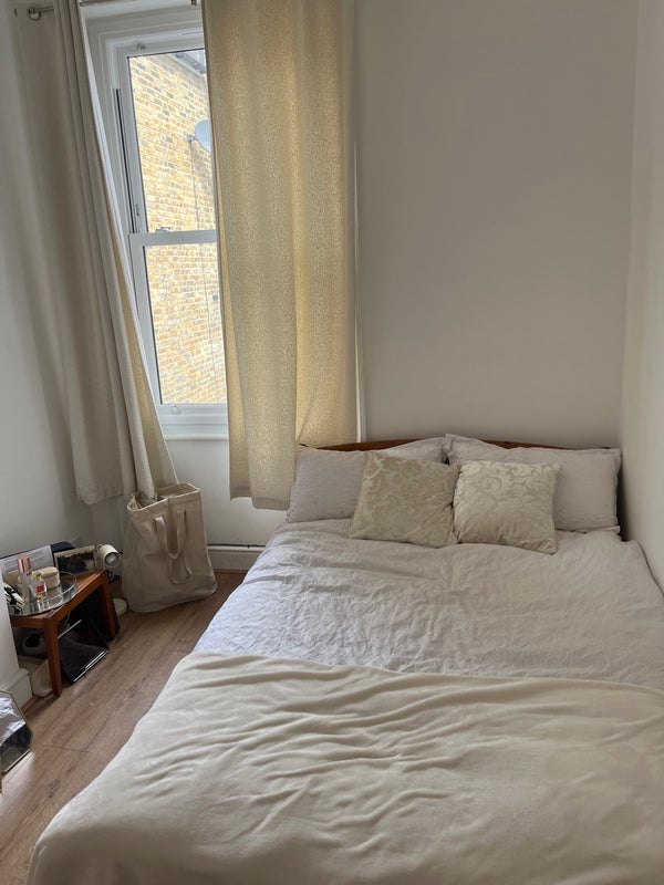 Room Croxley Road in City of Westminster
