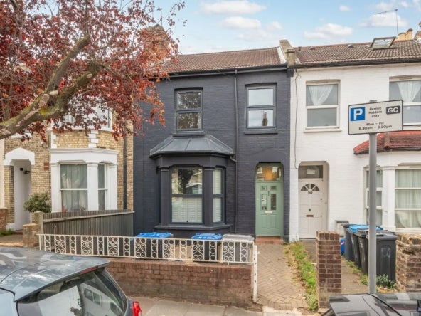 Flat Chaplin Road in Greater London