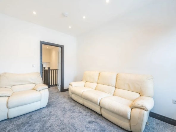 Flat Chaplin Road in Greater London