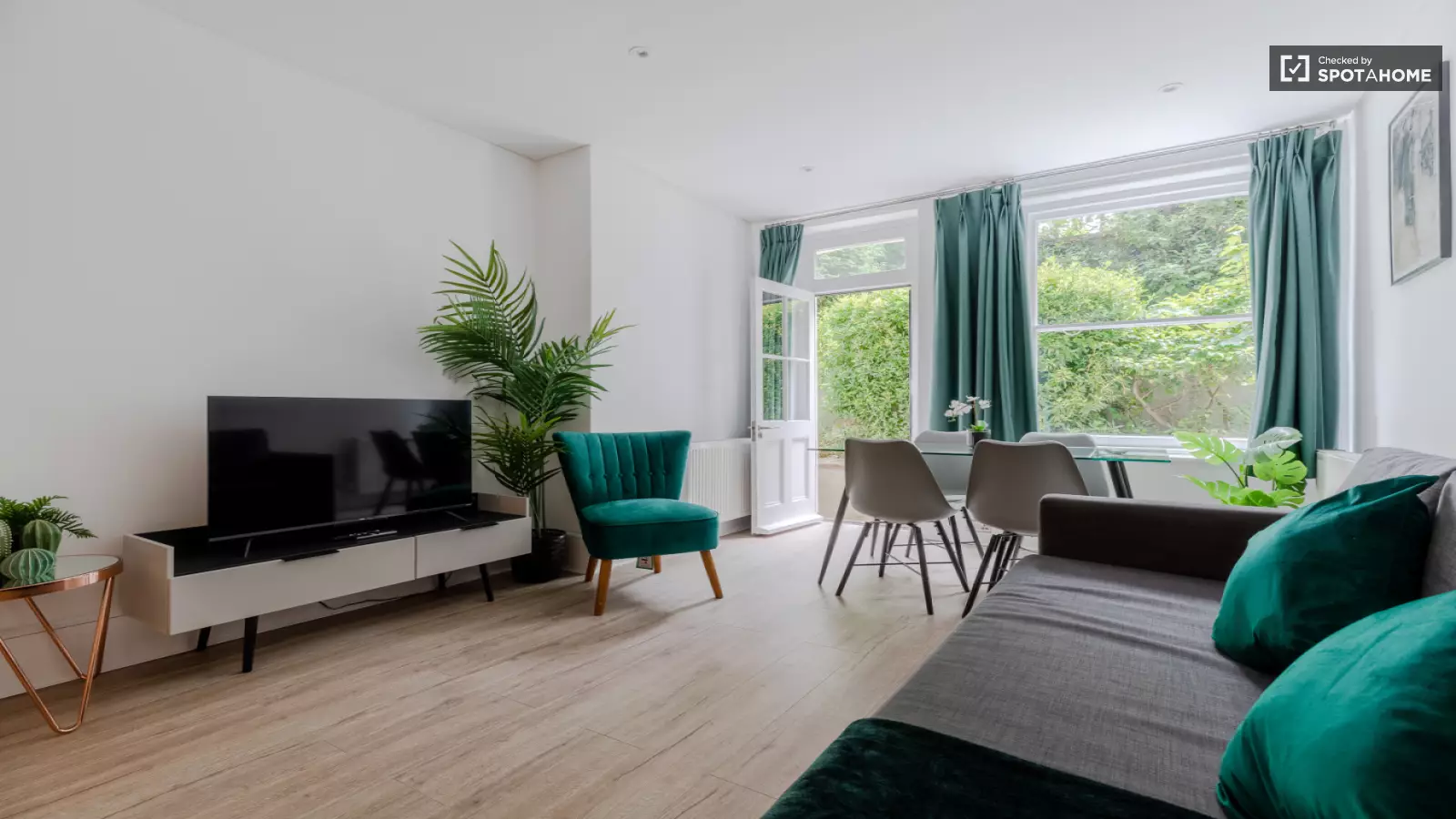 Flat Penywern Road in Greater London