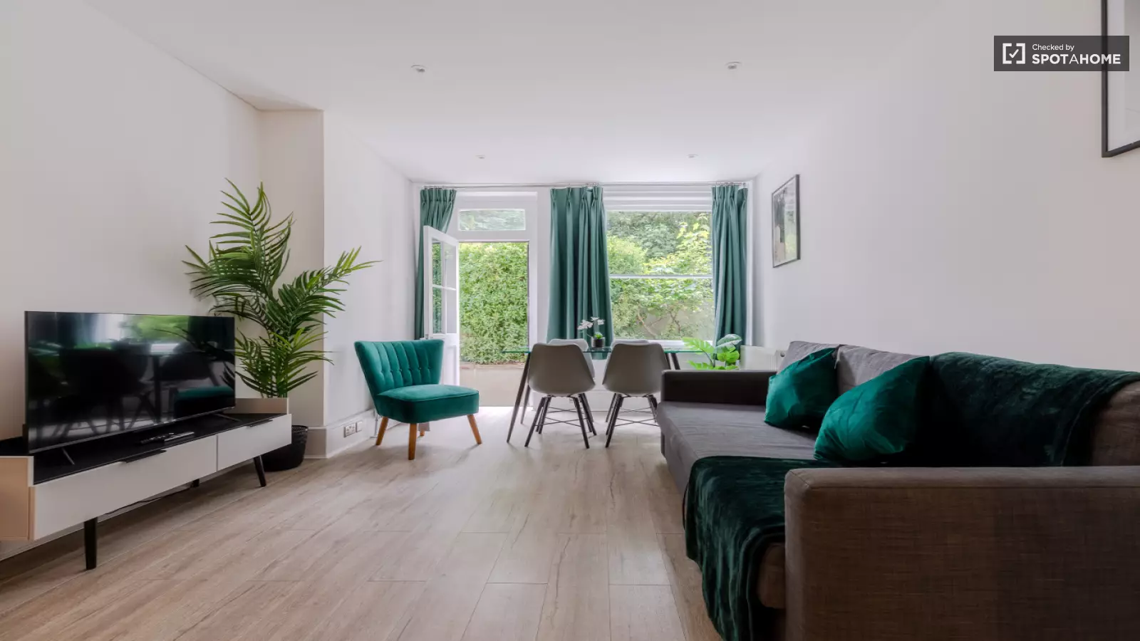 Flat Penywern Road in Greater London