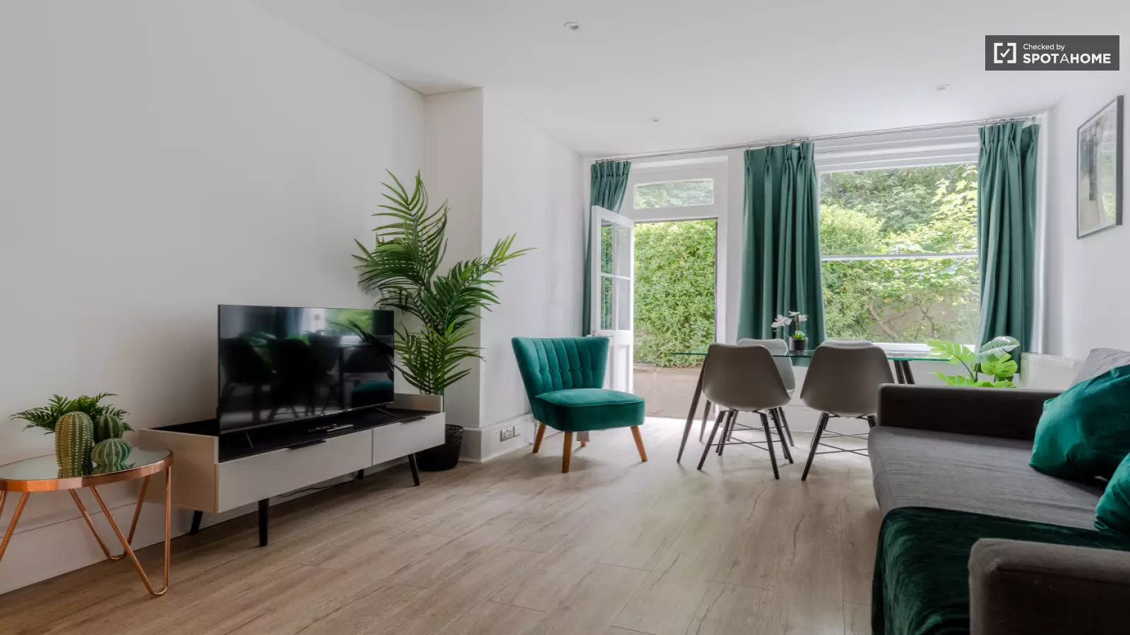 Flat Penywern Road in Greater London