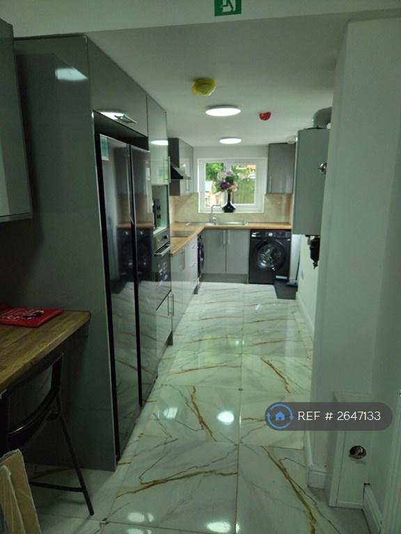 Room Oval Road in Sandwell