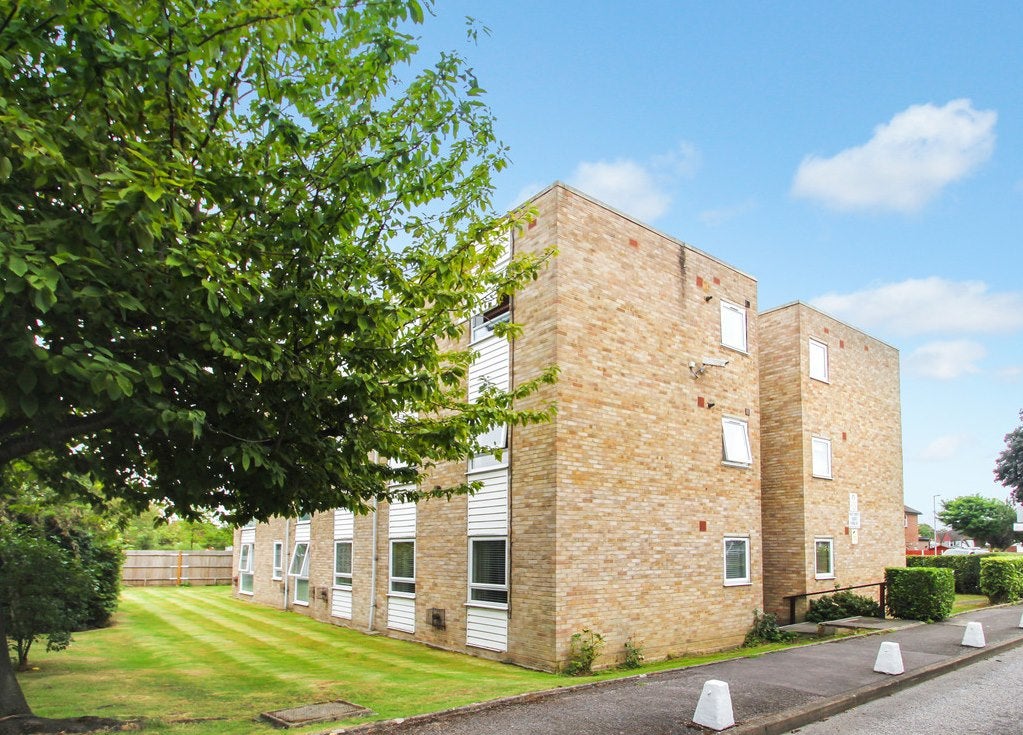 Flat Kenley Road in Greater London