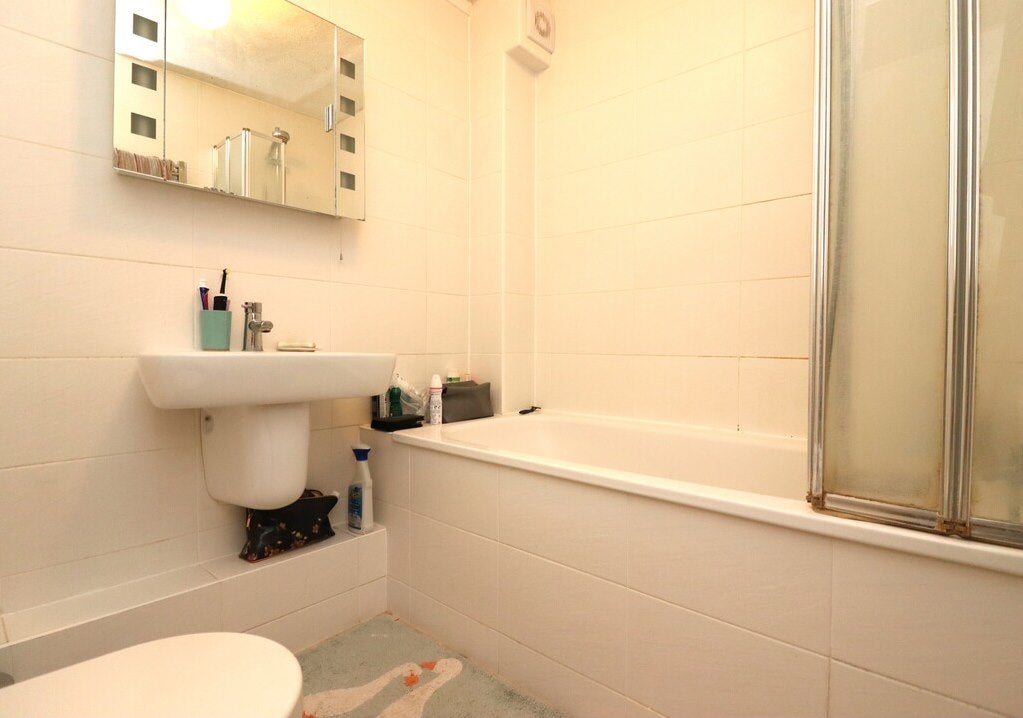 Flat Kenley Road in Greater London
