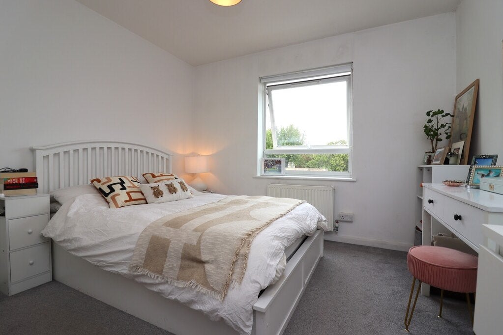Flat Kenley Road in Greater London