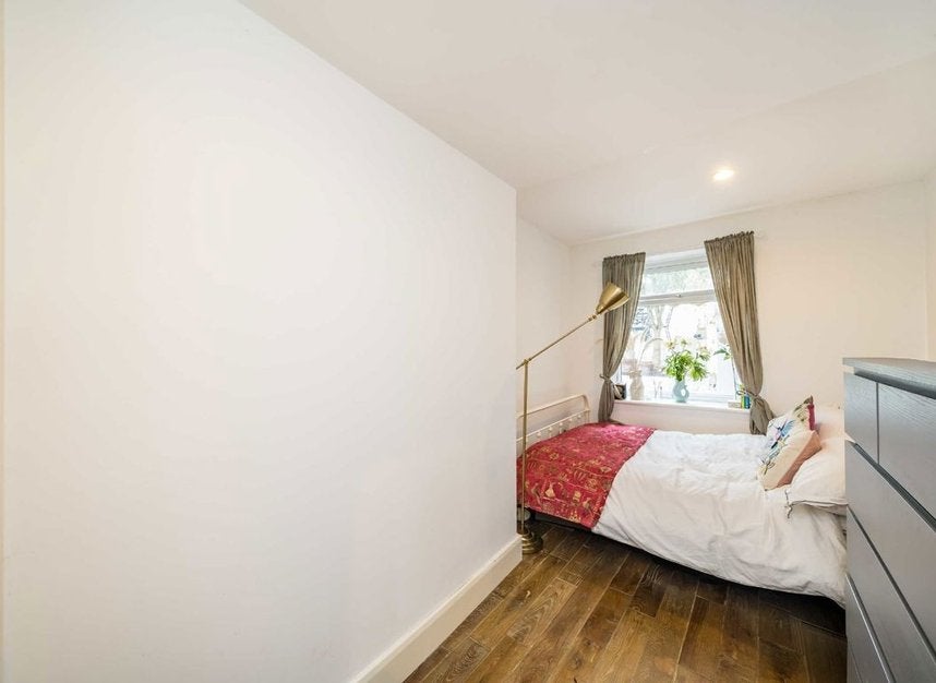 Flat Elms Road in Greater London