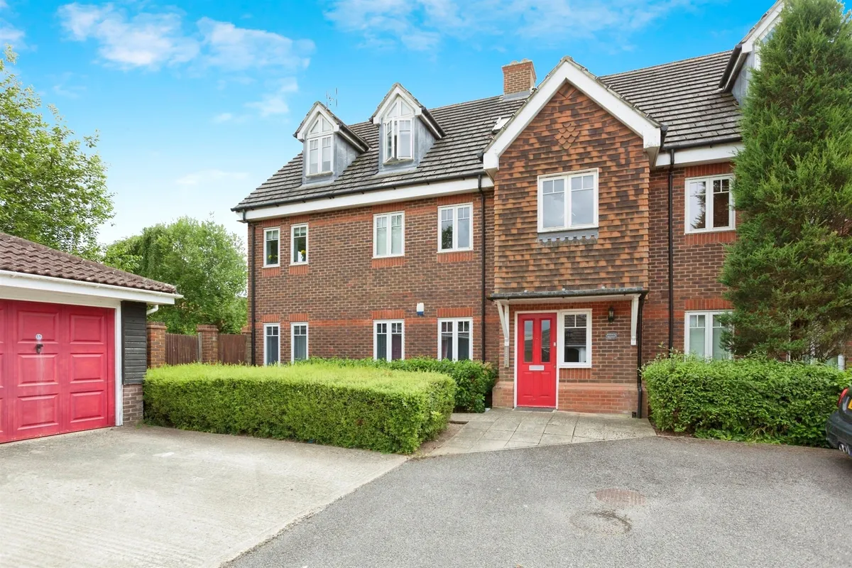 Flat Richmond Court in Crawley
