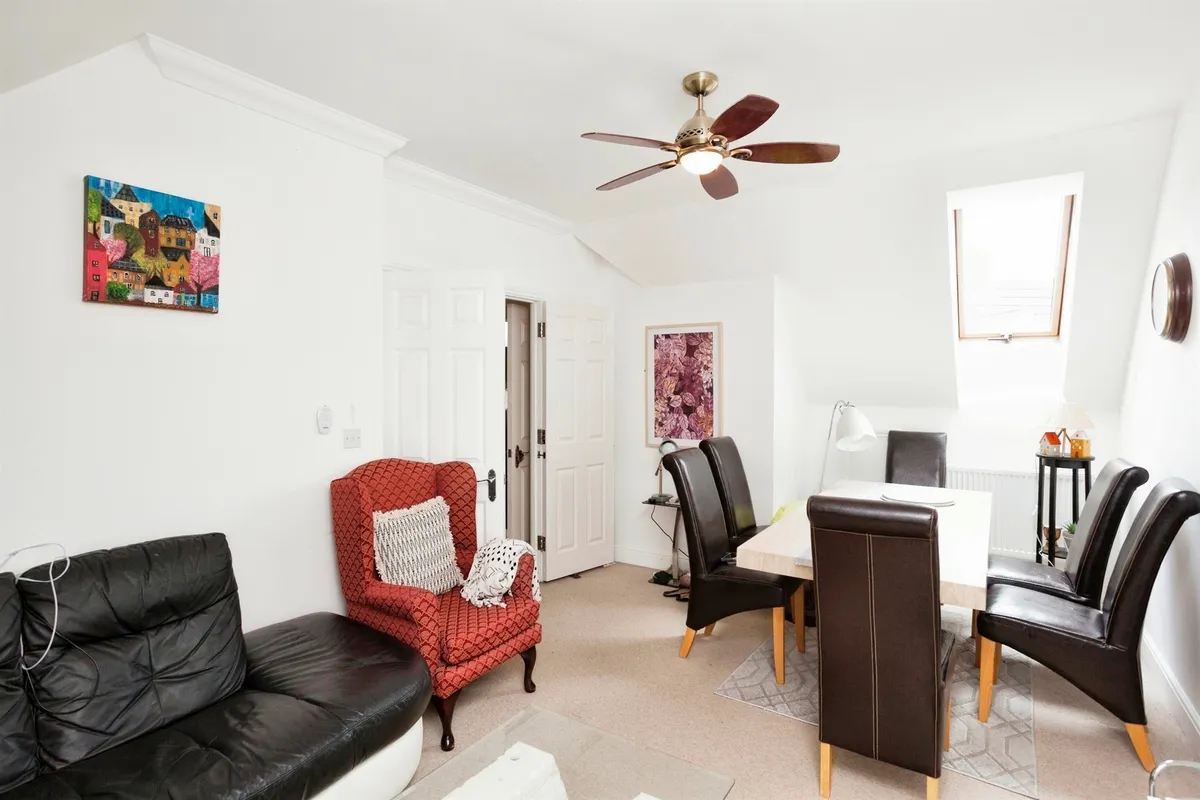 Flat Richmond Court in Crawley