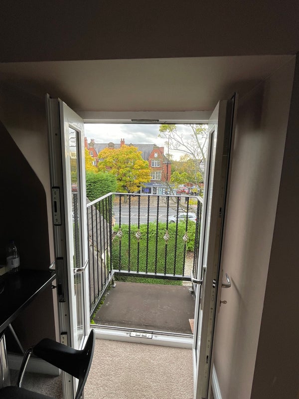 Room Otley Road in Leeds