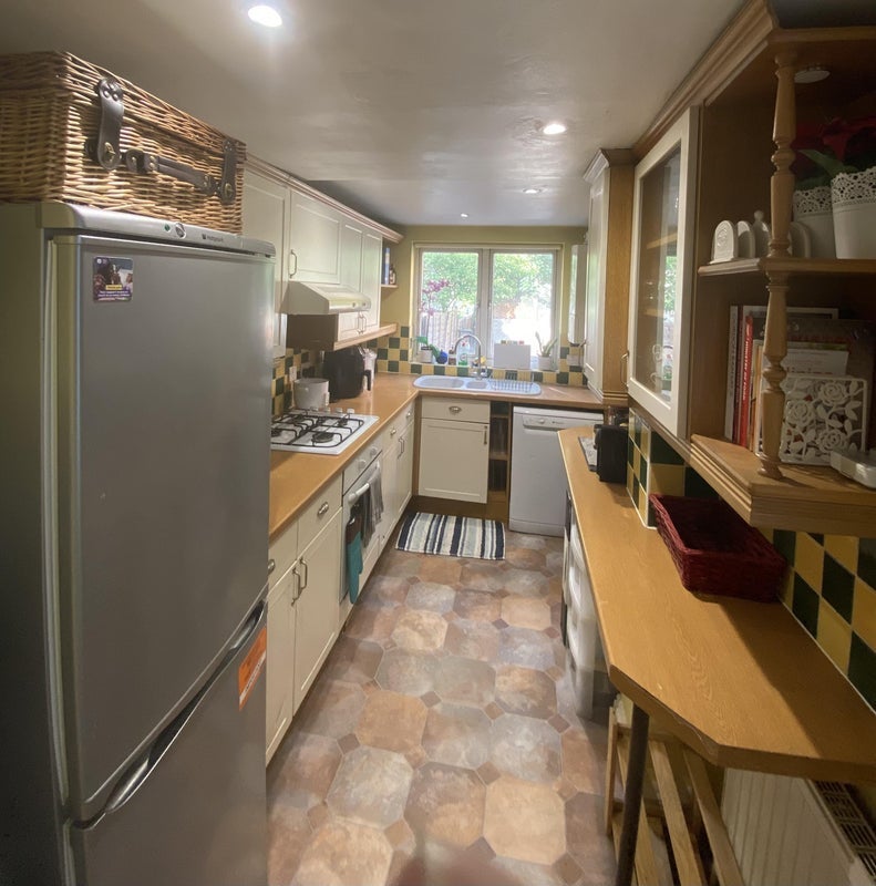 Room Newbury Road in Greater London