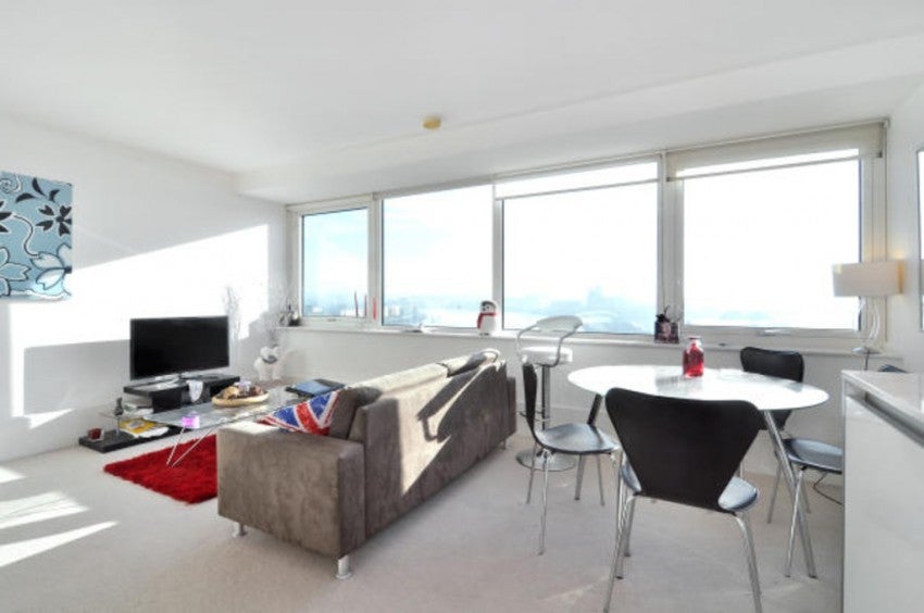 Flat Longshore in Greater London