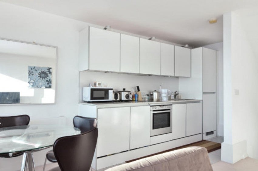 Flat Longshore in Greater London