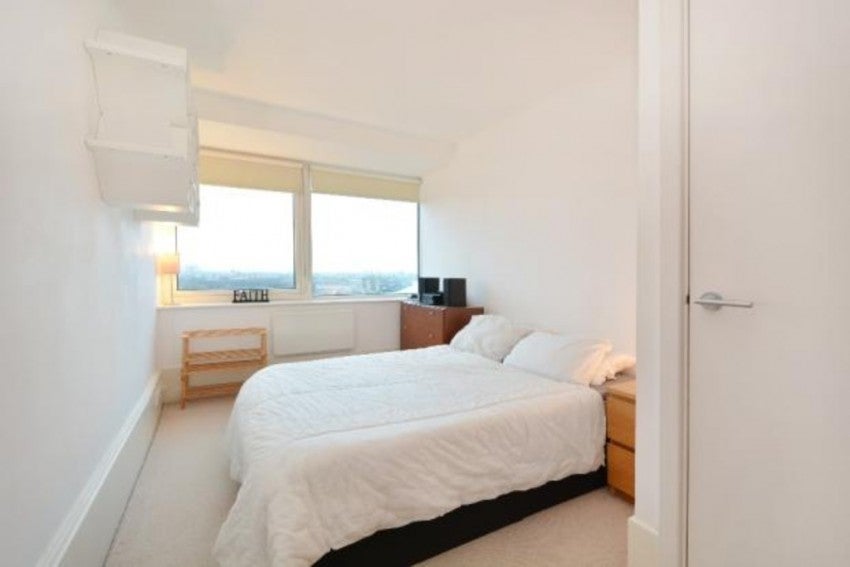 Flat Longshore in Greater London