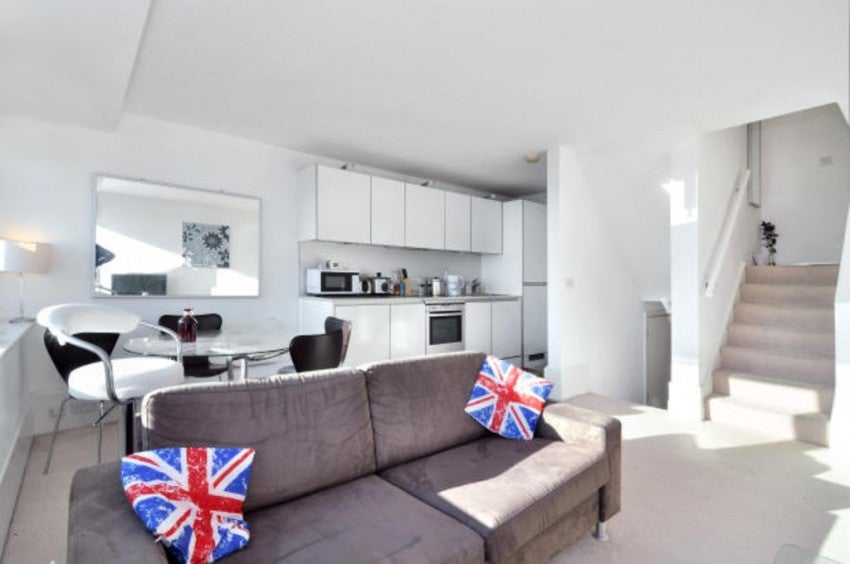 Flat Longshore in Greater London