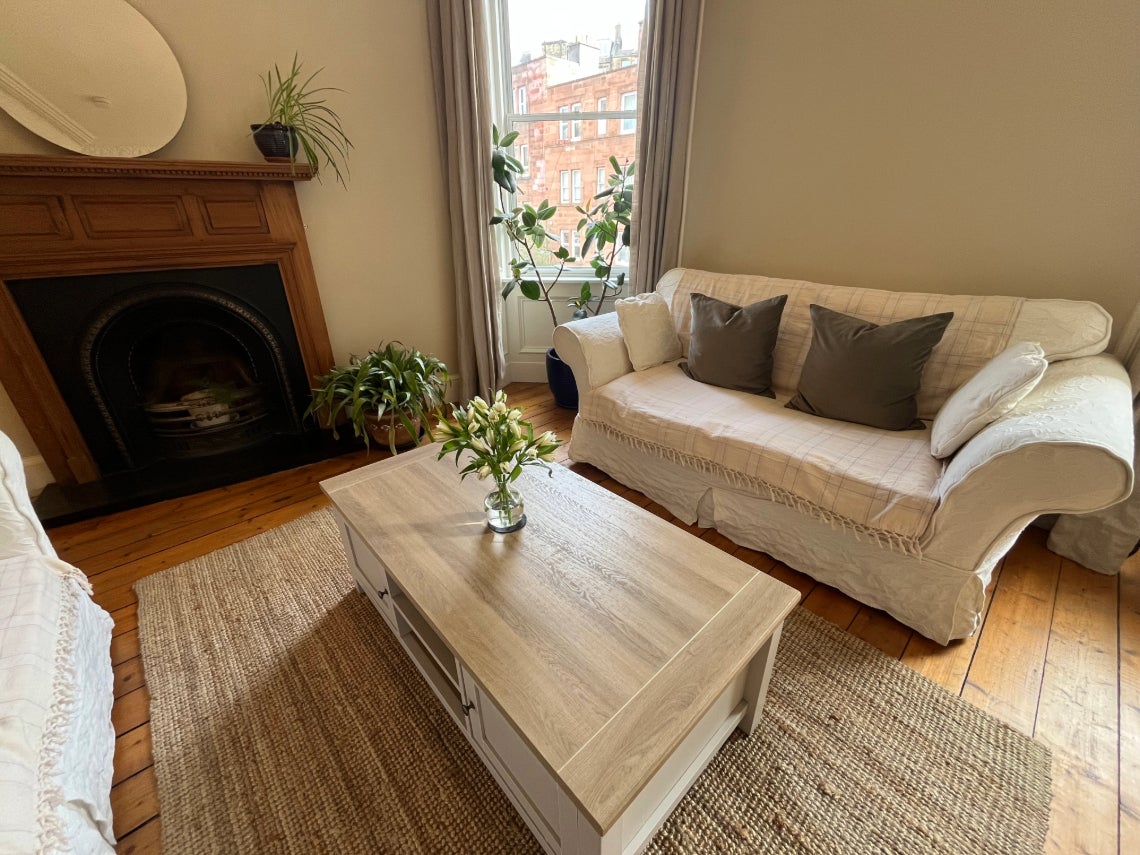 Flat Broughton Road in City of Edinburgh