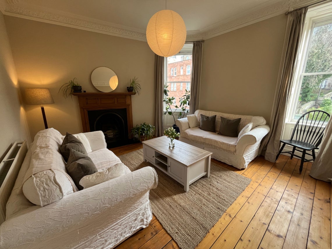 Flat Broughton Road in City of Edinburgh