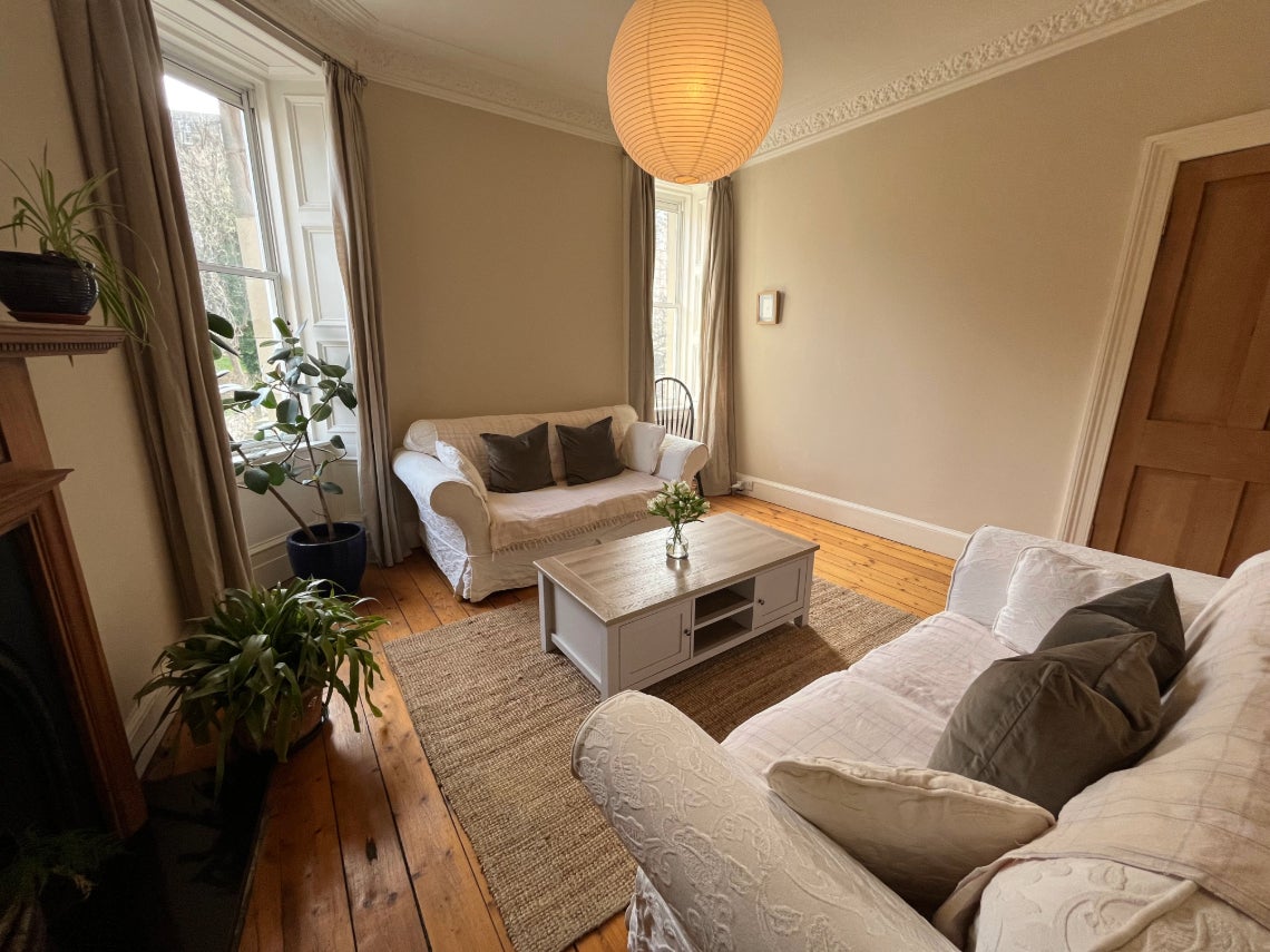 Flat Broughton Road in City of Edinburgh