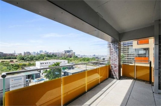 Flat Peartree Way in Greater London