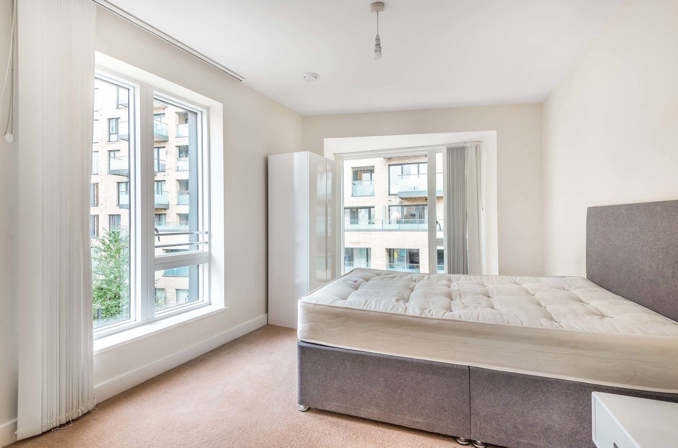 Flat Peartree Way in Greater London