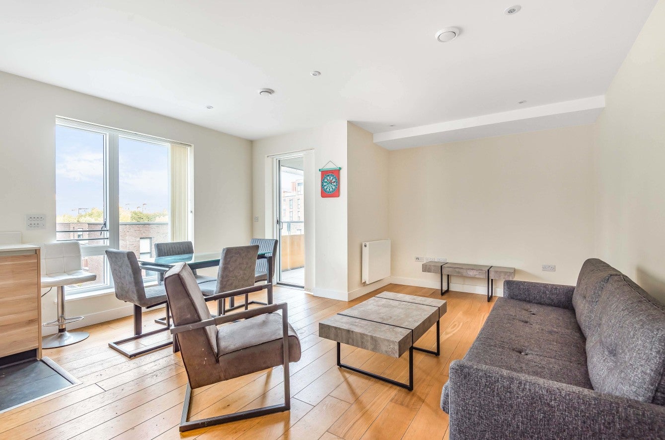 Flat Peartree Way in Greater London