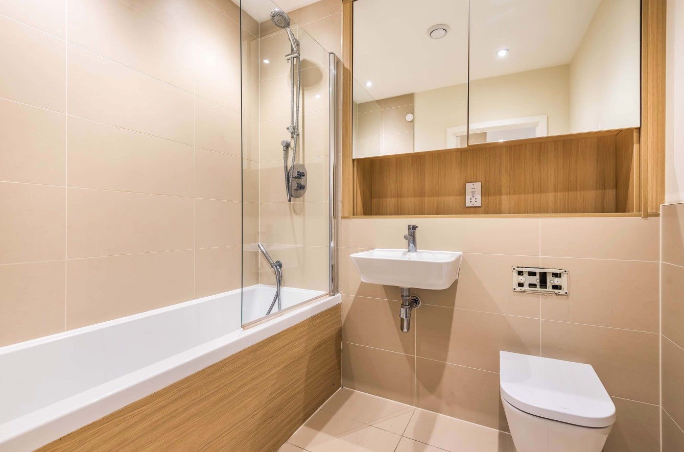 Flat Peartree Way in Greater London