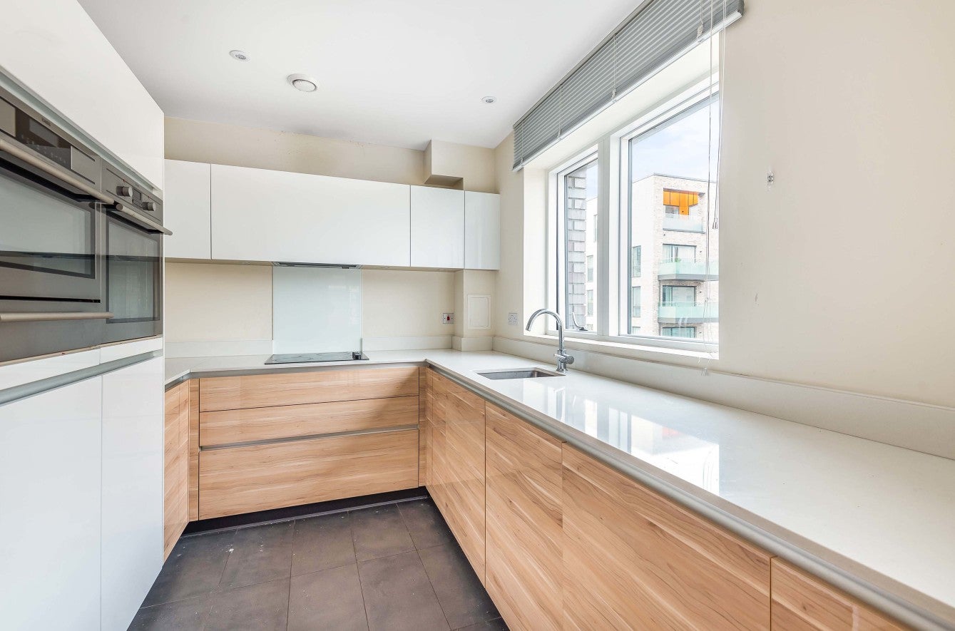 Flat Peartree Way in Greater London